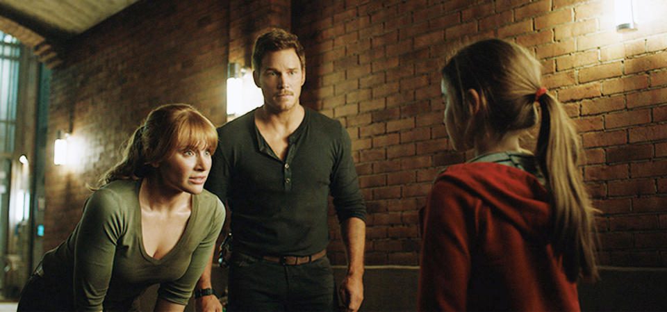 (da sinistra a destra) Claire (Bryce Dallas Howard) e Owen (Chris Pratt) cercano di calmare Macy (Isabella Sermon) in 