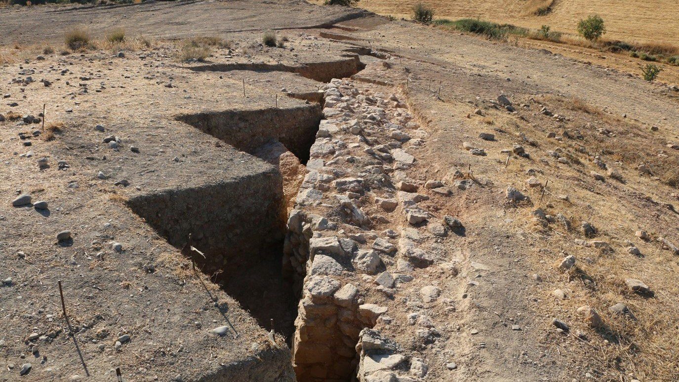 Muro rotto nascosto sotto un antico cimitero a Cipro.