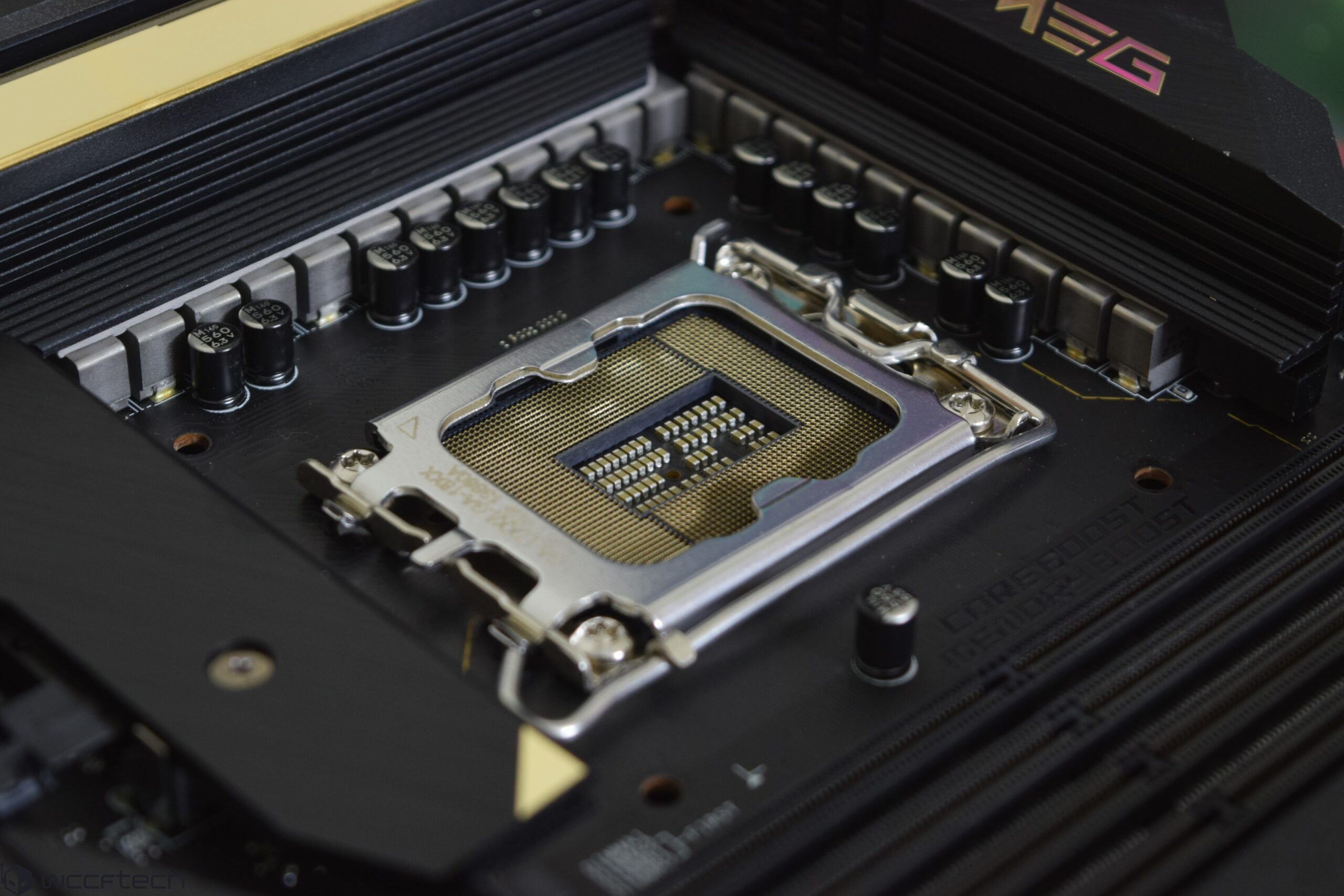 Schede madri Intel Z790 con monitor di supporto della memoria DDR5-6800 e DDR4-5333