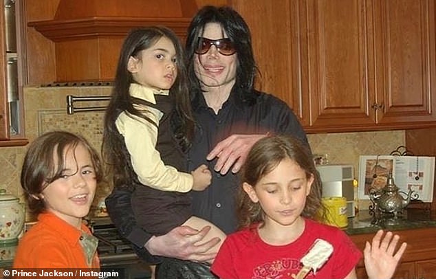 Auguri di Natale: i figli di Michael Jackson hanno reso omaggio al cantante nel giorno del suo 64esimo compleanno condividendo alcune foto della loro infanzia con il loro defunto padre stellare