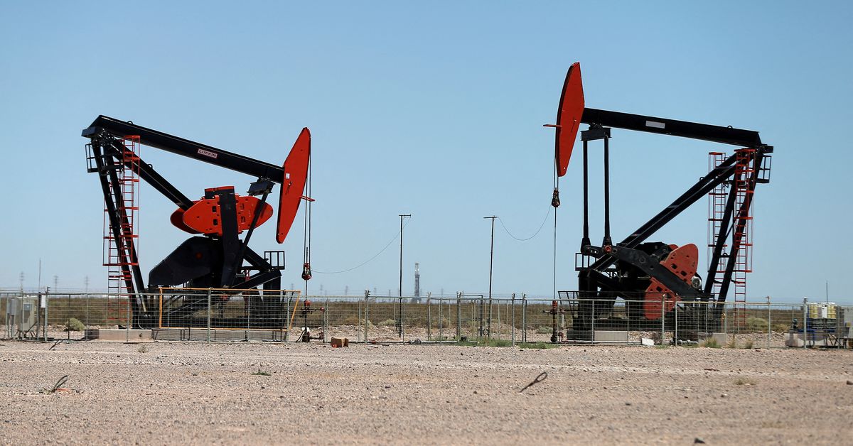 Il petrolio crolla per i timori di un rallentamento economico e di un dollaro più forte
