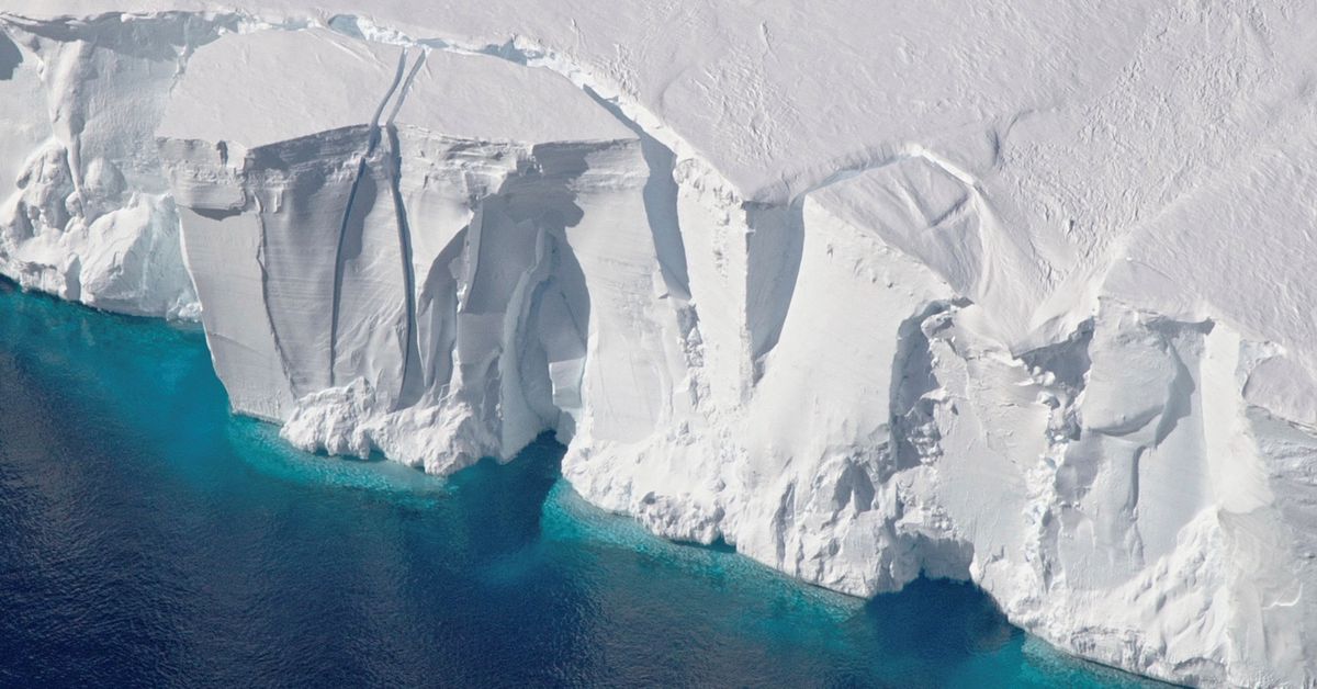 Le immagini satellitari mostrano che la piattaforma di ghiaccio antartico sta crollando più velocemente di quanto si pensasse