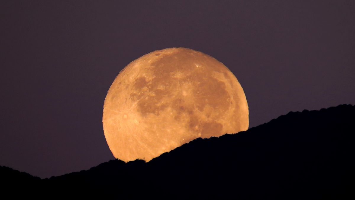 L'ultima super luna del 2022 sorge l'11 agosto: guardala dal vivo online