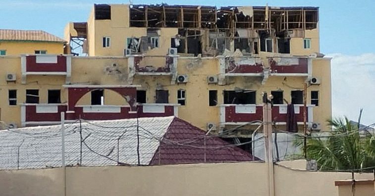 Militanti somali hanno attaccato un hotel a Mogadiscio, almeno 12 morti