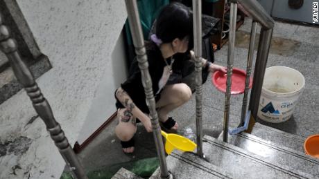 Una donna spala l'acqua da un appartamento nel seminterrato allagato a Seoul, in Corea del Sud, il 10 agosto.