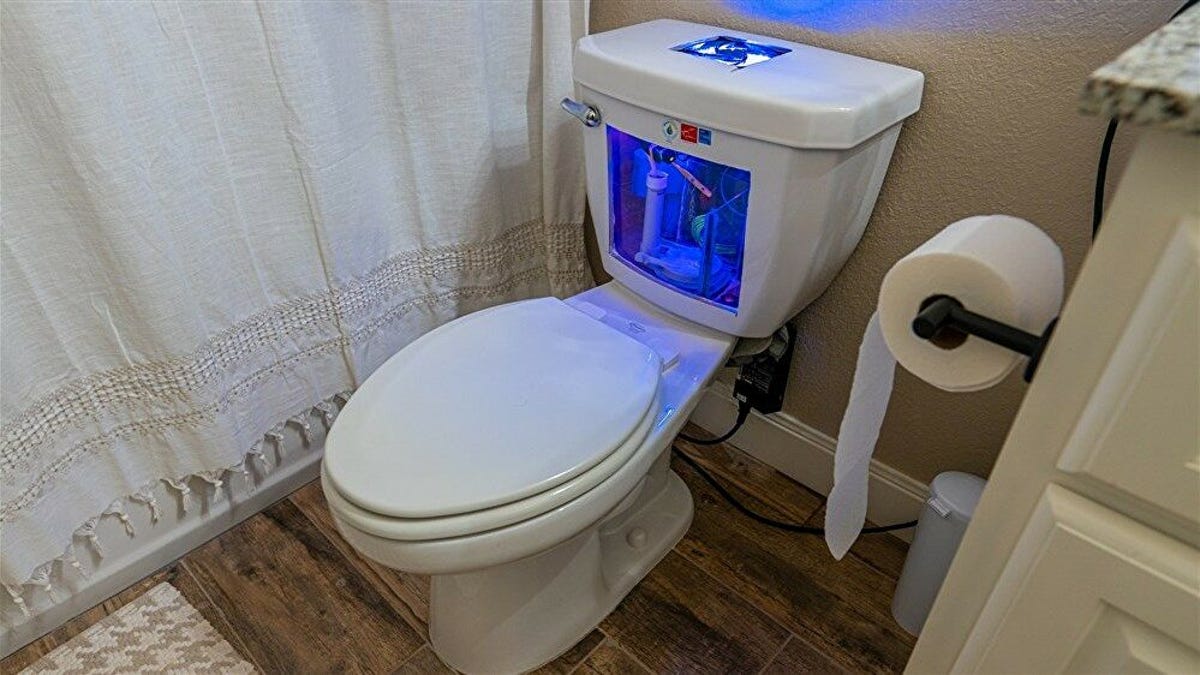 YouTuber costruisce un computer da gioco da un bagno di lavoro