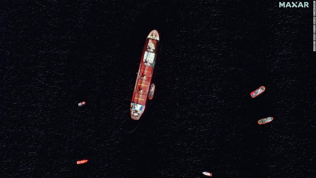 Gibilterra corre per fermare la fuoriuscita di petrolio dalla collisione della nave con la petroliera