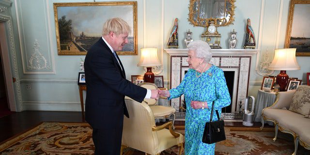 La regina Elisabetta II accoglie Boris Johnson durante un incontro a Buckingham Palace, dove lo presenterà formalmente come nuovo Primo Ministro a Londra il 24 luglio 2019. 