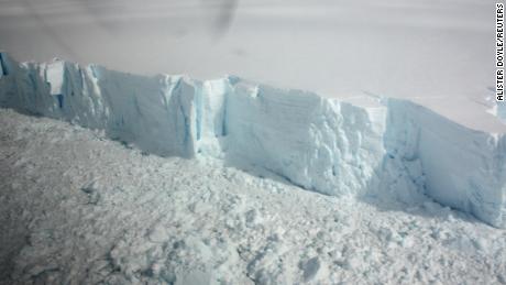 Le immagini satellitari mostrano la più grande calotta glaciale del mondo che si rompe più velocemente di quanto si pensasse