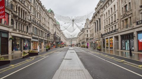 Regent Street a Londra durante un blocco epidemico.  Il principale sito di vendita al dettaglio è di proprietà di Crown Estate.