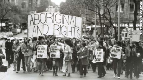 Protesta contro i diritti fondiari aborigeni a Spring Street, Melbourne, 1971.
