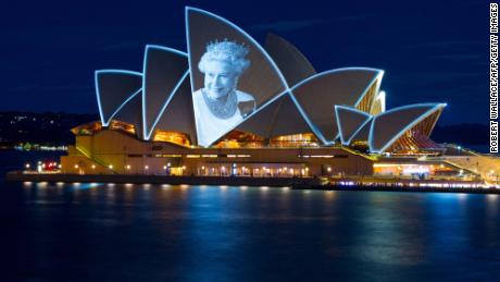 Un ritratto della regina Elisabetta II che guarda in basso dalle vele dell'Australian Opera House, 9 settembre 2022.