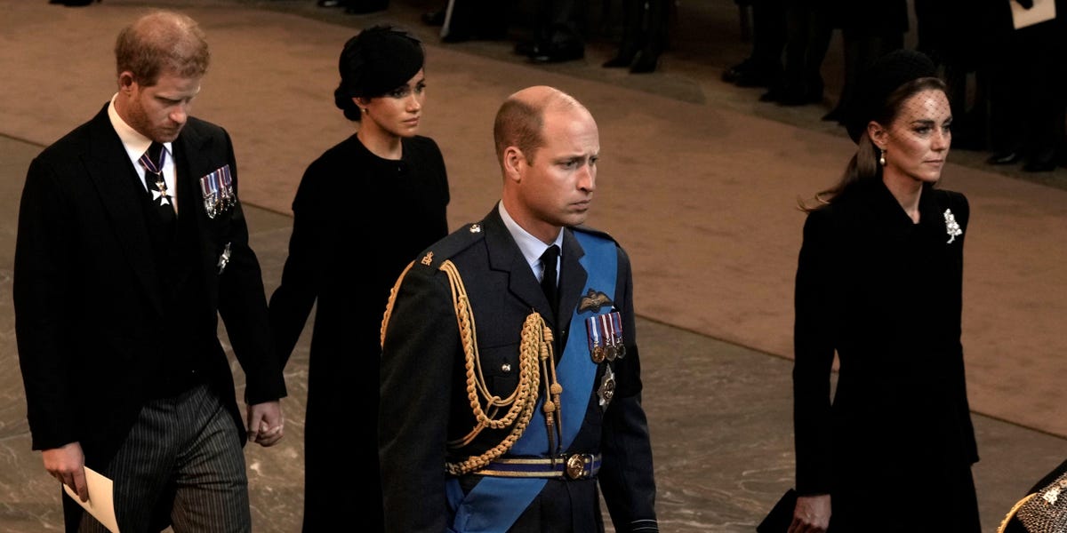 Il principe Harry e Meghan Markle hanno criticato per essersi tenuti per mano