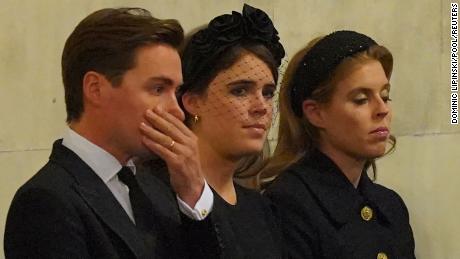 La principessa Eugenia, la principessa Beatrice e suo marito Eduardo Mapelli Mozzi partecipano a una veglia il 16 settembre 2022.  