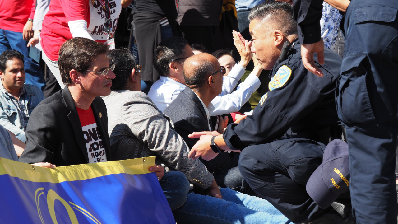 Lavoratori aeroportuali di San Francisco arrestati e martirizzati per "disobbedienza civile"