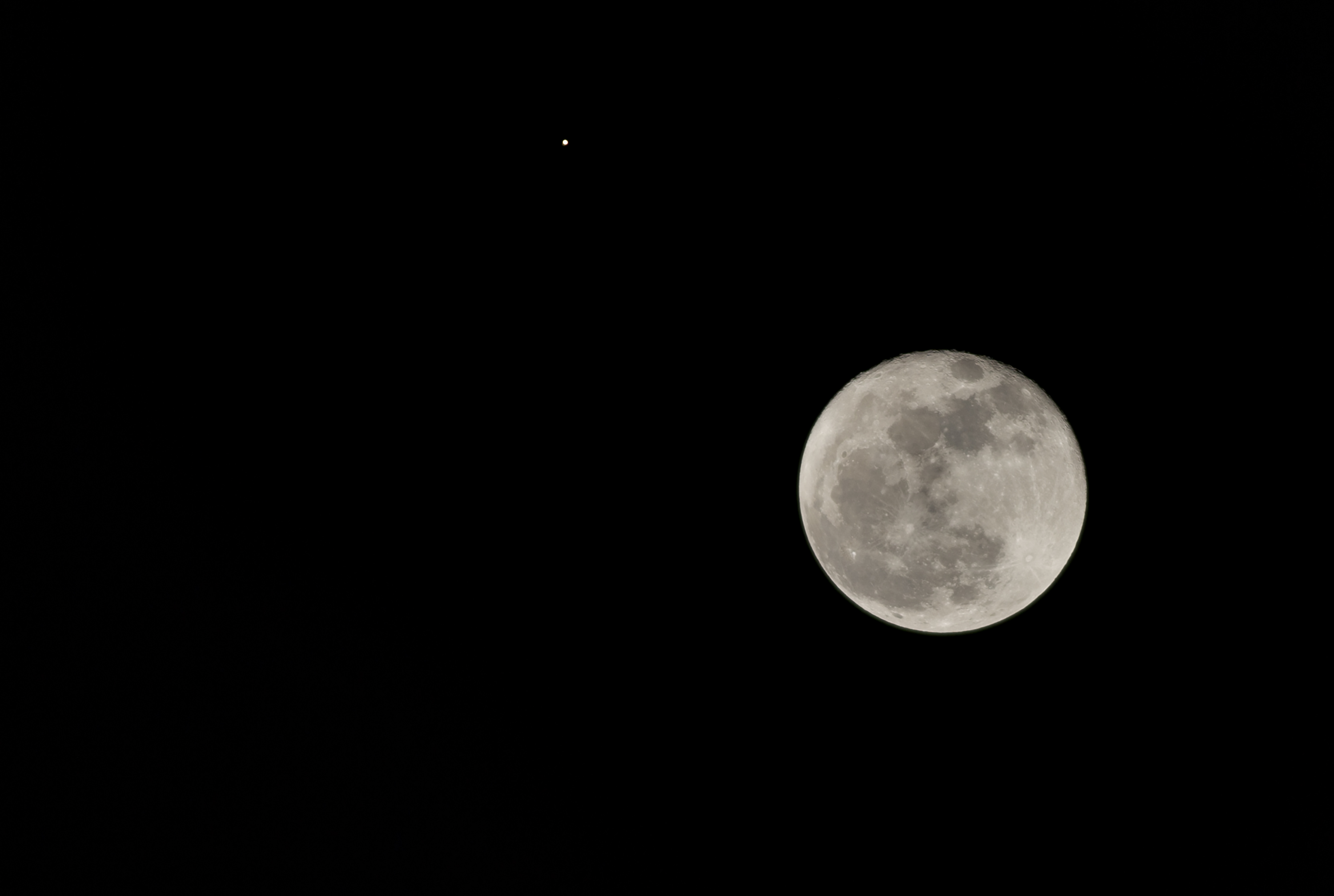 Una veduta della luna accanto al pianeta Marte, vista dalla città di Bogotá il 02 ottobre 2020.