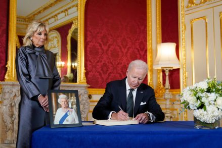 Il presidente Joe Biden firma un libro di condoglianze alla Lancaster House di Londra, dopo la morte della regina Elisabetta II, mentre la First Lady Jill Biden guarda al Royals Biden, Londra, Regno Unito - 18 settembre 2022