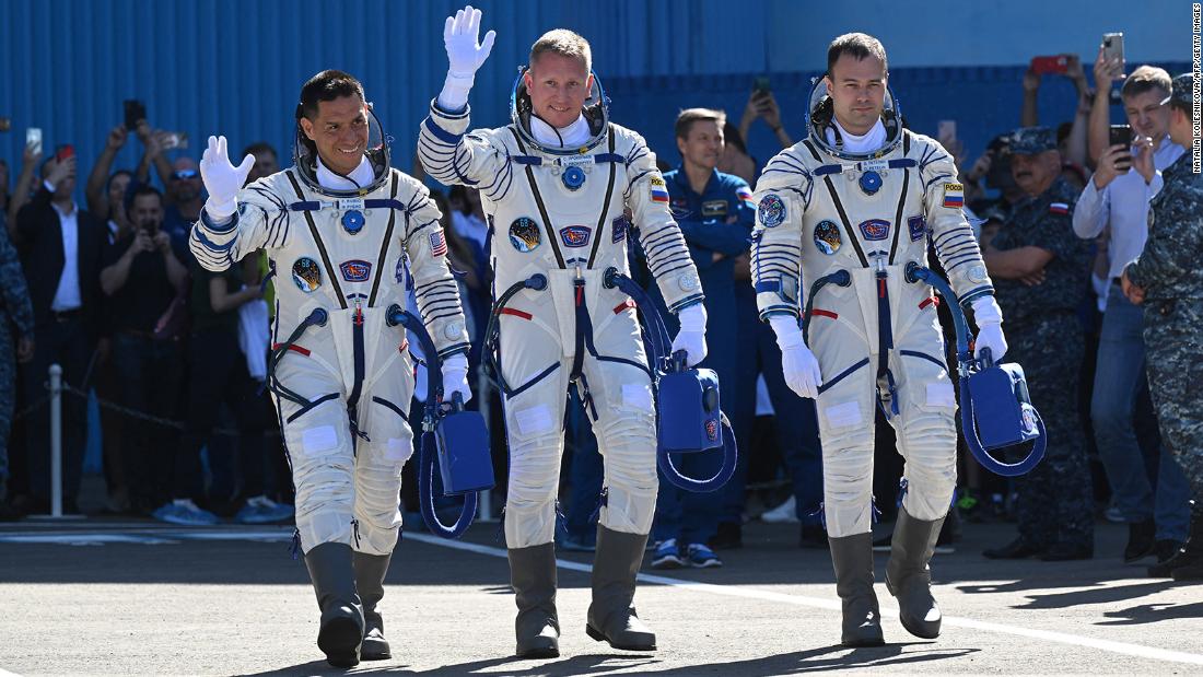 Astronauta della NASA, cosmonauti russi si lanciano nello spazio