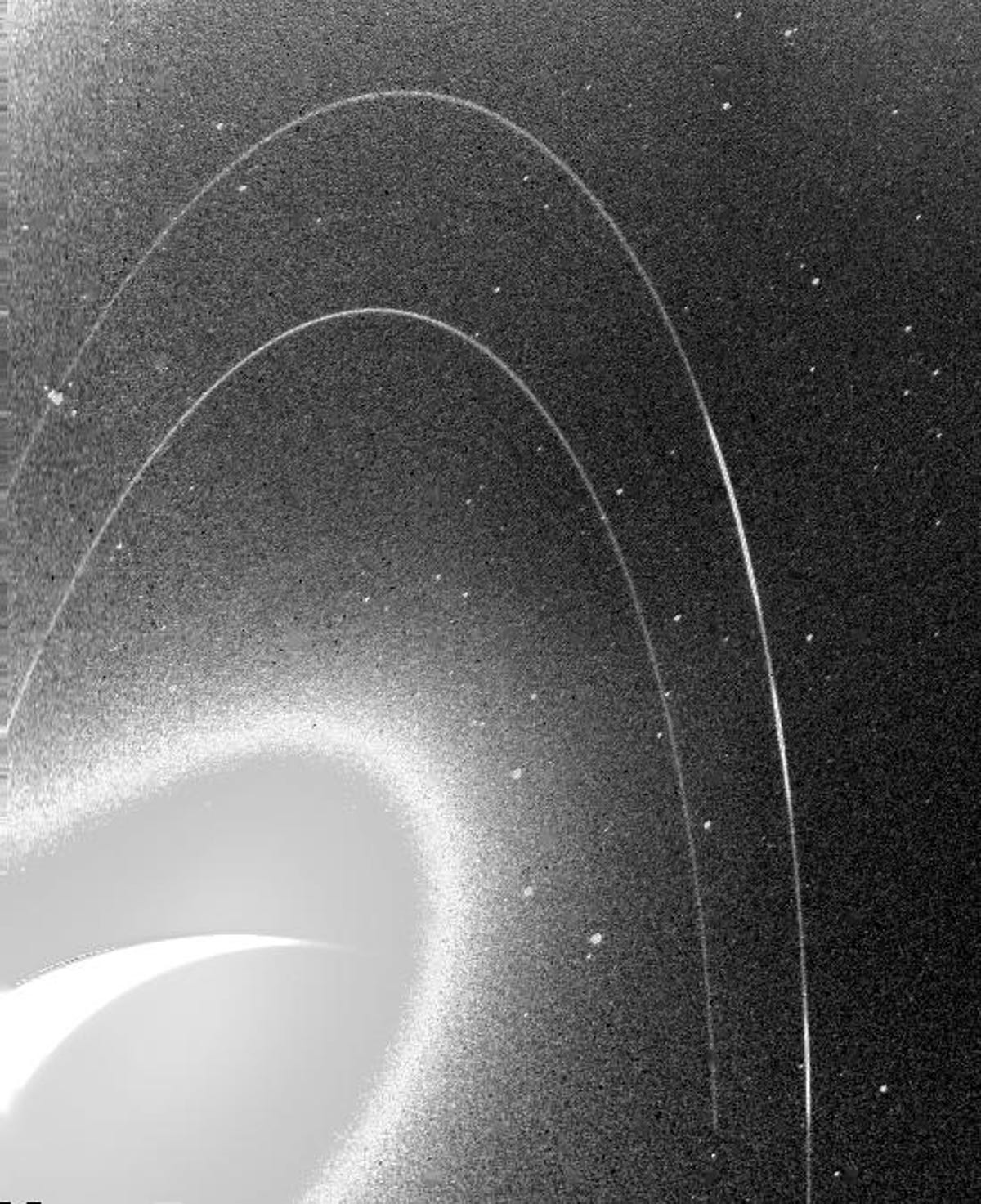 L'immagine sgranata in bianco e nero mostra i deboli anelli di Nettuno.
