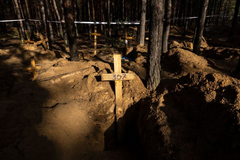 Luogo di sepoltura di massa a Izium: segni di torture e mutilazioni di cadaveri