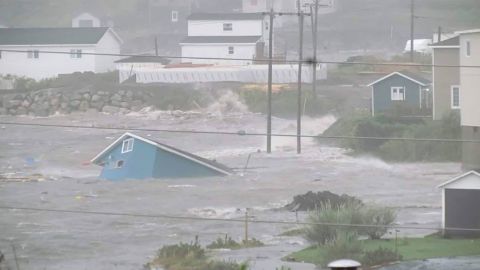 Sabato, l'acqua circonda una casa crollata a Channel Port, nei Paesi Baschi, a Terranova. 