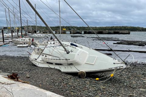 Una barca a vela sdraiata sulla spiaggia sabato a Sherwater, in Nuova Scozia.