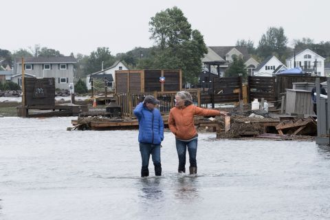 I residenti si trovano nelle acque alluvionali dopo la morte di Fiona sabato a Shediac, nel New Brunswick.