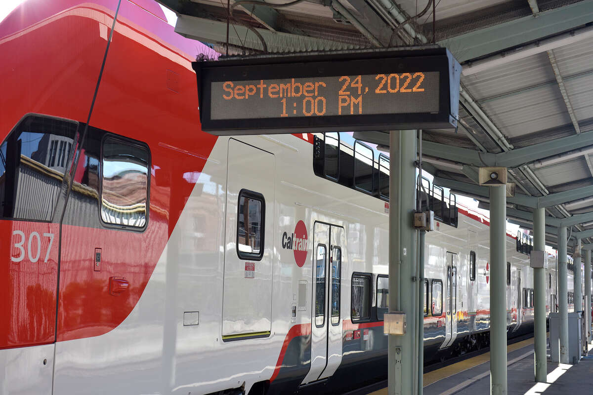 Una vista laterale del nuovo veicolo elettrico di Caltrain, mostrato durante un evento di anteprima mediatica al Terminal 4 e alla King's Station, a San Francisco, sabato.  24 settembre 2022. 
