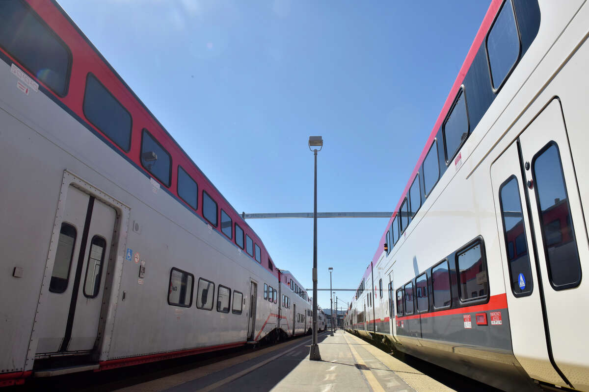 Un vecchio modello di Caltrain, a sinistra, siede inattivo di fronte alla monorotaia appena svelata, a destra, alla 4a e alla King Station, a San Francisco, sabato.  24 settembre 2022. 