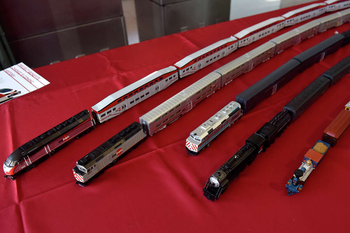 I modellini di treni all'interno del Terminal 4 e della stazione di King mostrano diverse versioni di Caltrain nel corso degli anni. 