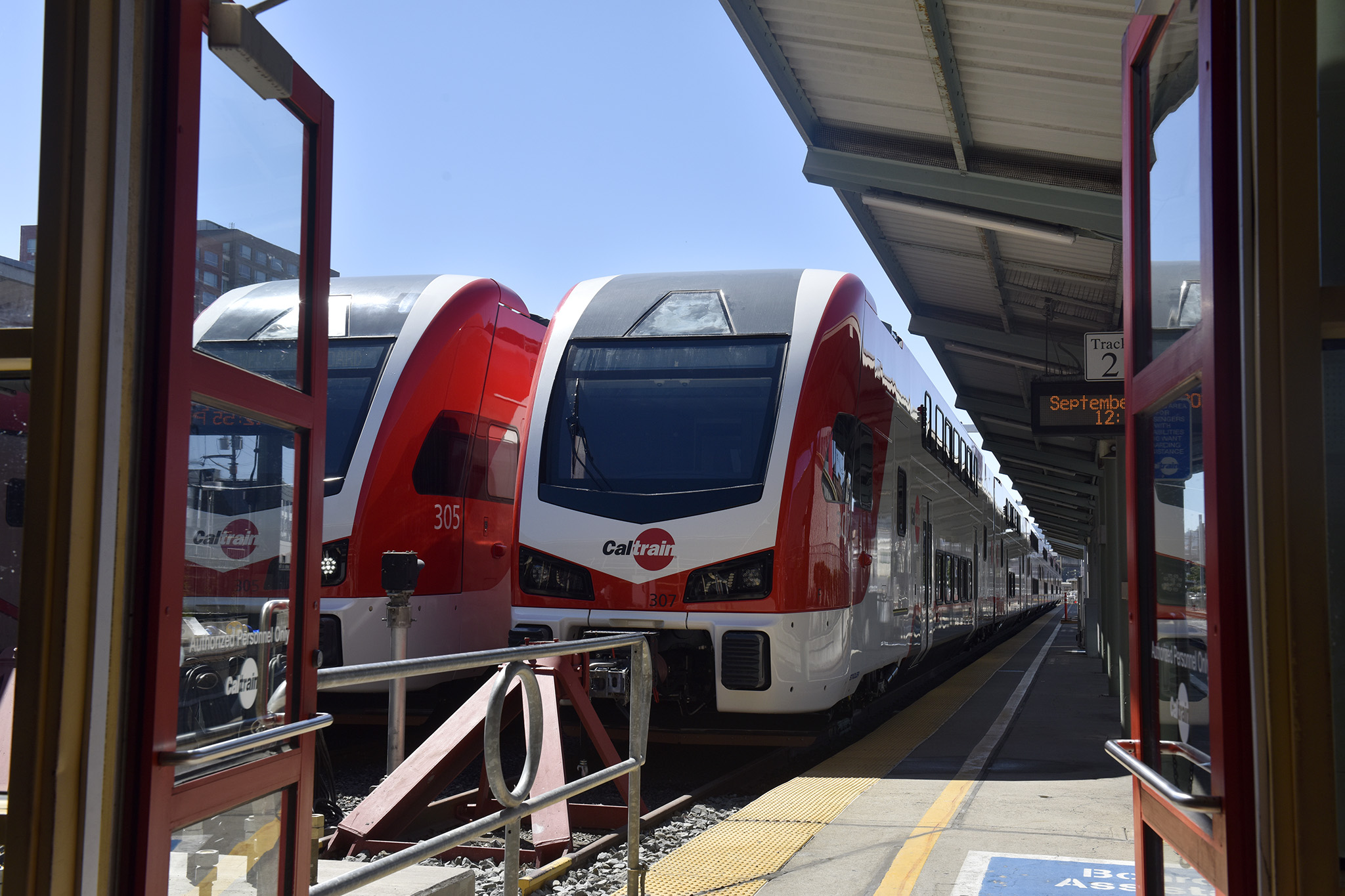Caltrain ha debuttato con la sua nuova flotta di treni elettrici a San Francisco