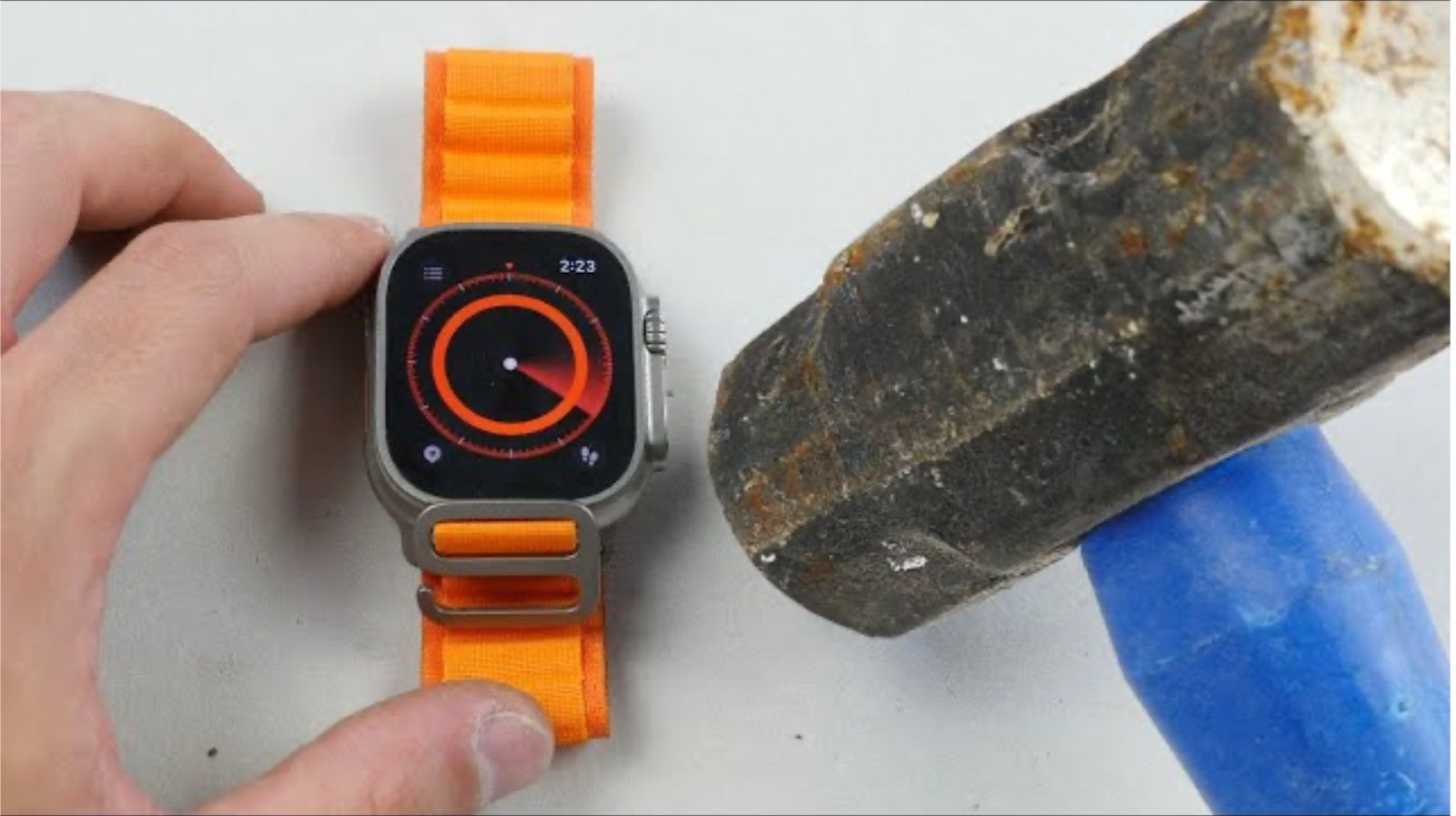 YouTuber mette alla prova la durata superiore dell'Apple Watch con un martello: rompi il tavolo prima del tempo