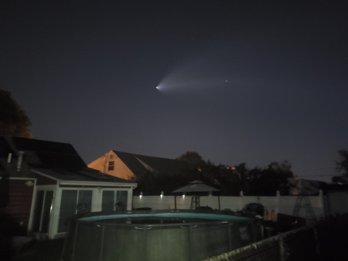 Una scia di vapore di un razzo SpaceX Falcon 9 su Cartart.  Immagine per gentile concessione del telespettatore News 12 telespettatore del New Jersey Joanne Best Pollman.