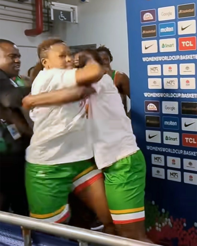 Due giocatori maliani attaccano l'area stampa della Coppa del Mondo di basket femminile a Sydney.
