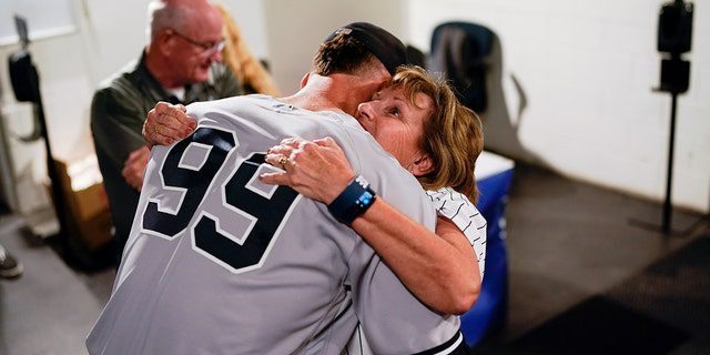 Aaron Judge dei New York Yankees abbraccia sua madre.