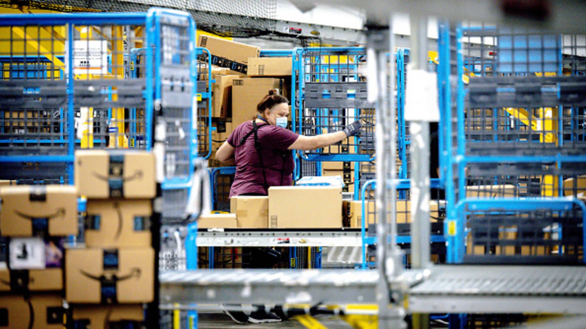 Amazon aumenta la retribuzione per i magazzinieri e gli addetti alle consegne