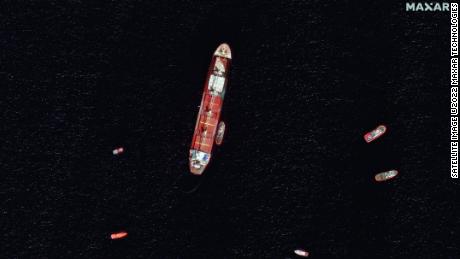 Le immagini satellitari mostrano la nave mercantile OS 35 danneggiata e parzialmente sommersa al largo delle coste di Gibilterra. 