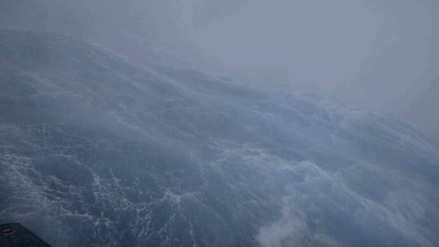 Guarda i filmati di surf dell'uragano Fiona dalla cima di un'onda di 50 piedi