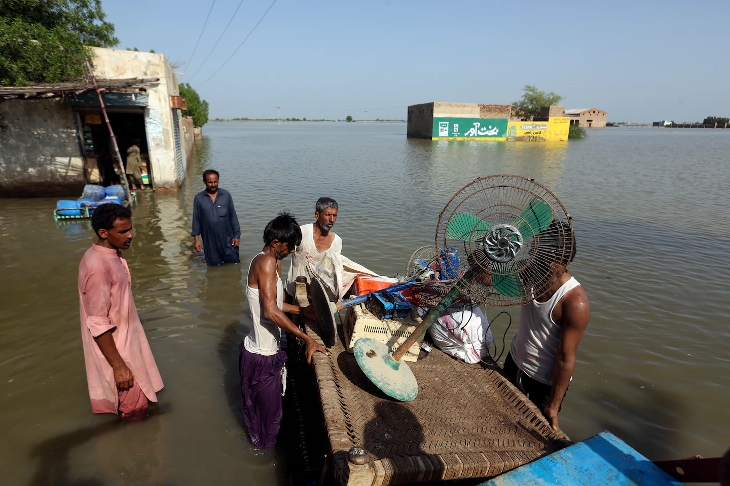 Il lago Manchar in Pakistan erutta sulle sue sponde mentre le inondazioni peggiorano
