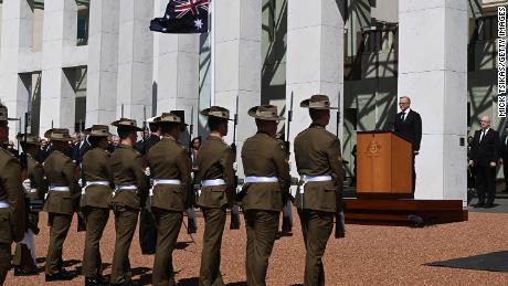 Il primo ministro australiano Anthony Albanese partecipa alla proclamazione del re Carlo III, nel cortile anteriore del Parlamento l'11 settembre 2022 a Canberra, in Australia. 