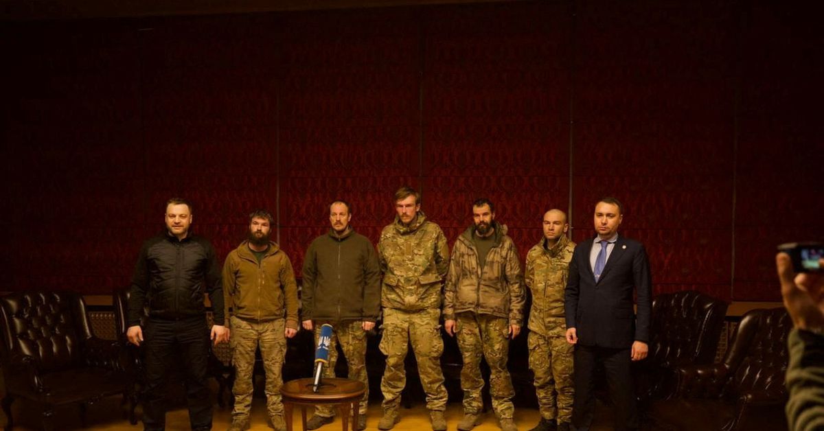 L'Ucraina afferma che la Russia rilascia 215 ucraini trattenuti dopo la battaglia di Mariupol