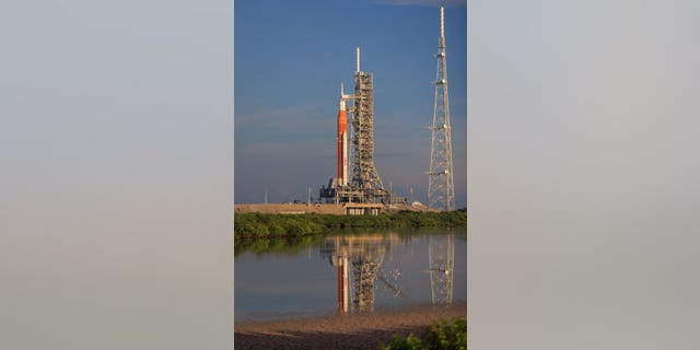 Il razzo Space Launch System (SLS) della NASA è sulla rampa di lancio. 