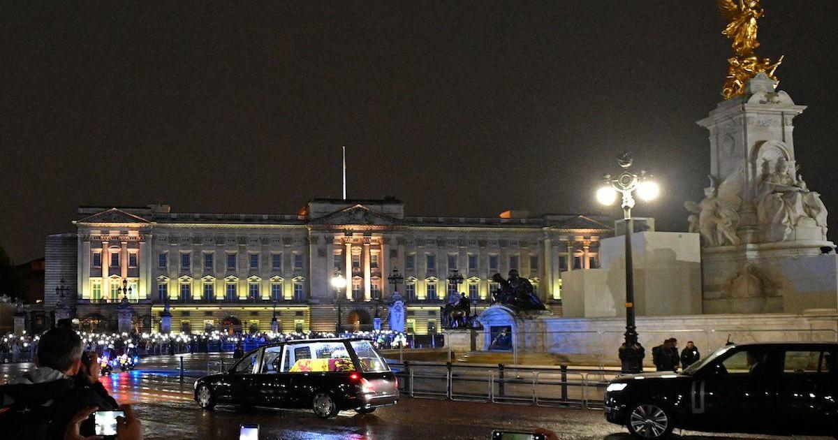 La bara della regina Elisabetta II arriva a Buckingham Palace a Londra