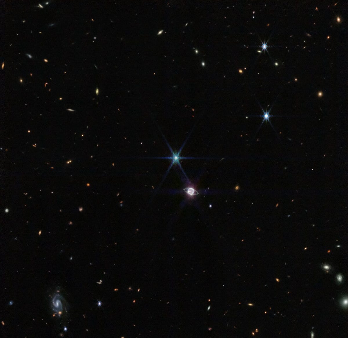 Verso il centro, un po' a sud-ovest, c'è un cerchio luminoso raffigurante Nettuno.  Sono stati visti anche deboli anelli luminosi che circondano il globo.  A nord-ovest di questo globo c'è un luminoso pezzo di terra bluastra a sei punte che rappresenta una delle lune di Nettuno.  Tonnellate di puntini e vortici sullo sfondo, contro l'oscura distesa dello spazio, indicano le galassie in tutto l'universo.