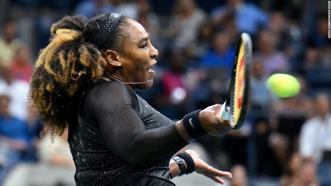 Serena Williams gareggia nella partita in singolo degli US Open sconfiggendo la numero due del mondo Annette Kontaveit