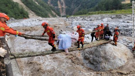 I soccorritori trasportano i feriti nella contea di Luoding, contea di Ganzi, provincia di Sichuan, Cina, 5 settembre 2022.