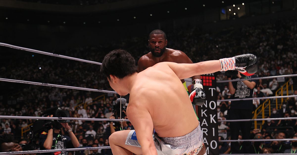Video Floyd Mayweather ferma Mikuru Asakura alla fine del secondo round del main event di Super Rizin
