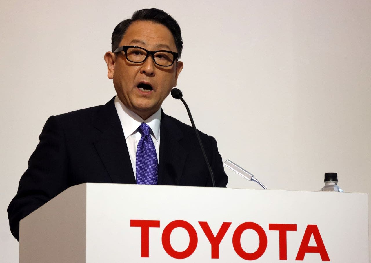 Il capo della Toyota afferma che il divieto delle auto a gas in California sarà "difficile" da rispettare