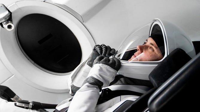L'astronauta Anna Kekina siede in un mockup del veicolo spaziale che trasporterà la missione SpaceX Crew-5 della NASA alla Stazione Spaziale Internazionale durante un addestramento presso SpaceX a Hawthorne, in California.