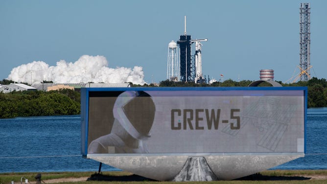 Un razzo SpaceX Falcon 9 con a bordo la navicella spaziale Crew Dragon dell'azienda è visto sulla rampa di lancio del Launch Complex 39A durante un breve test di fuoco statico prima della missione SpaceX Crew-5 della NASA, domenica 2 ottobre 2022, al Kennedy Space Center della NASA in Florida.